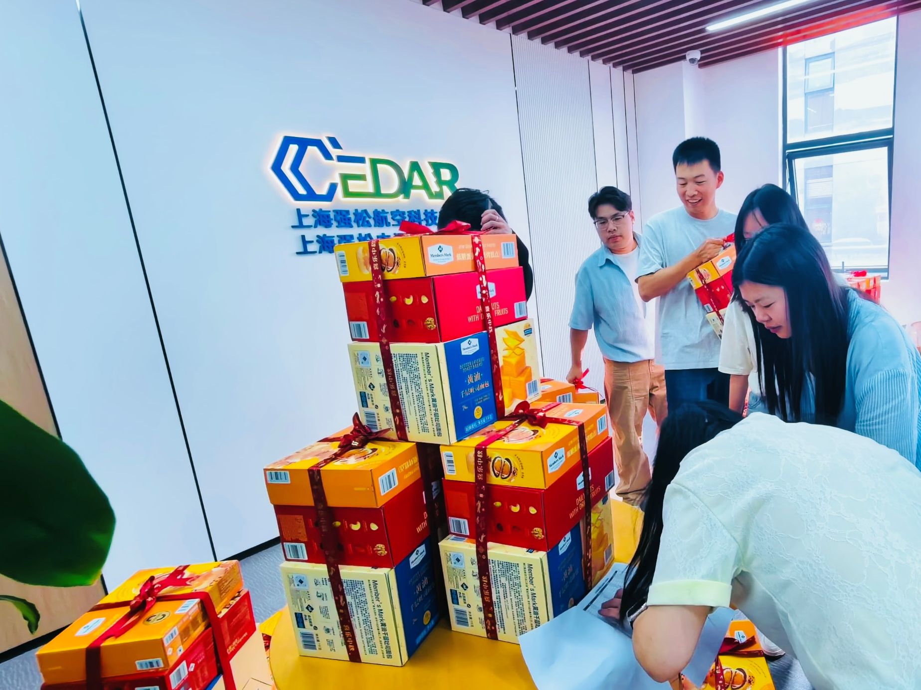 福利发放现场一